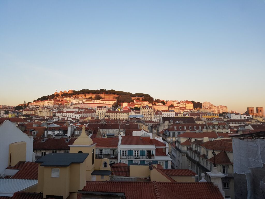 Blick auf Sao Jorge im Abendlicht Lissabon