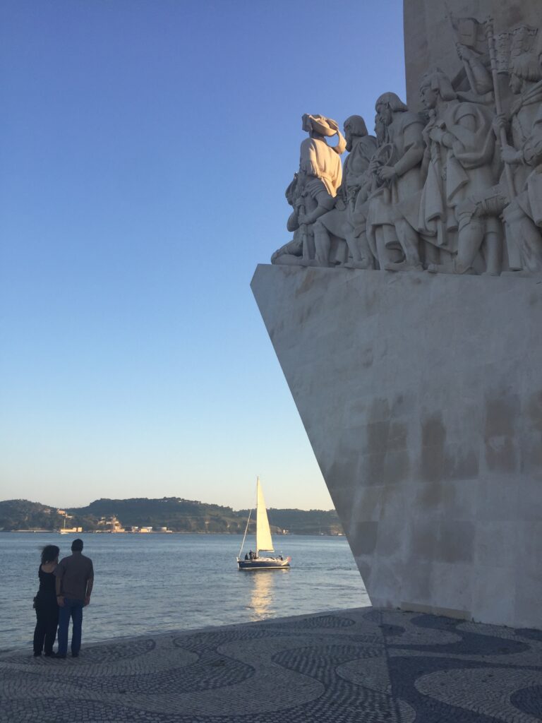 23 Lissabon Sehenswürdigkeiten und der Region, die du besuchen musst! 4 Padrao dos Descobrimentos Lissabon Sehenswuerdigkeiten